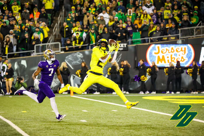 Dont'e Thornton catches a touchdown pass against the Washington Huskies during the 2022 season.